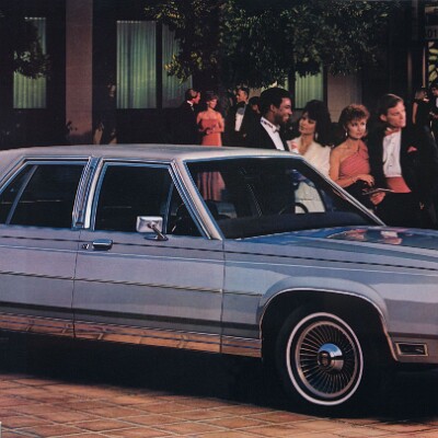 1986_Ford_LTD_Crown_Victoria-04-05