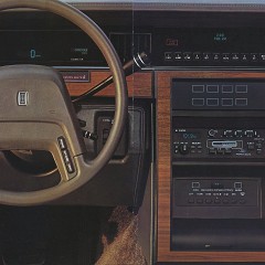 1985_Lincoln_Full_Line_Prestige-32-33