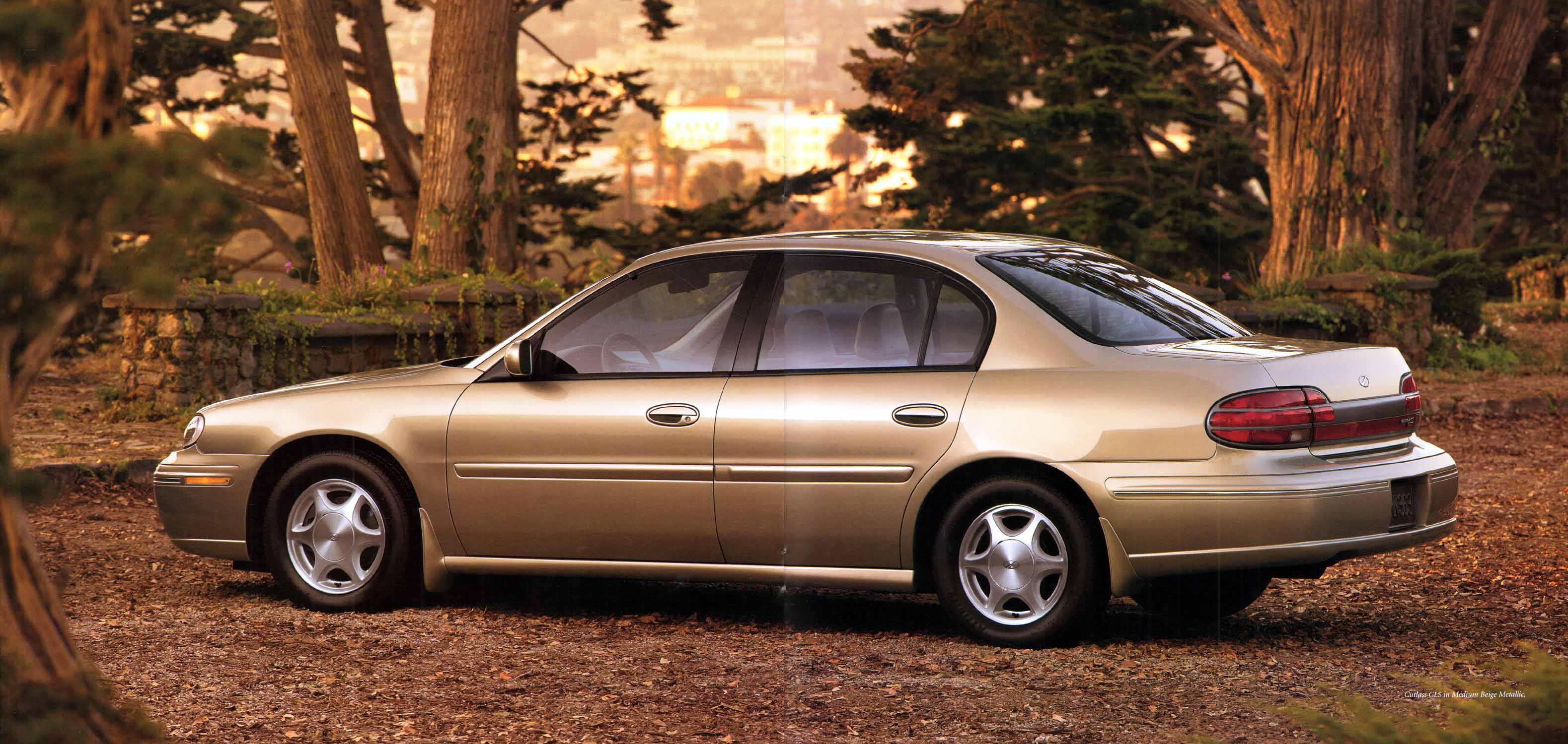 1997_Oldsmobile_Cutlass-16-17